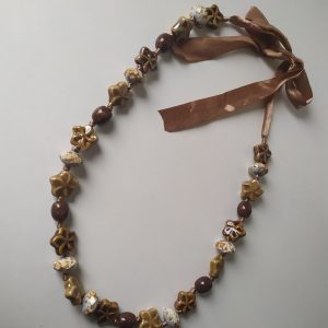 Collier en pierres vernies